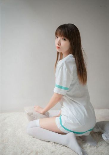 他揉捏她两乳不停呻吟小视频