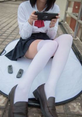 含着她两个硕大的乳峰视频